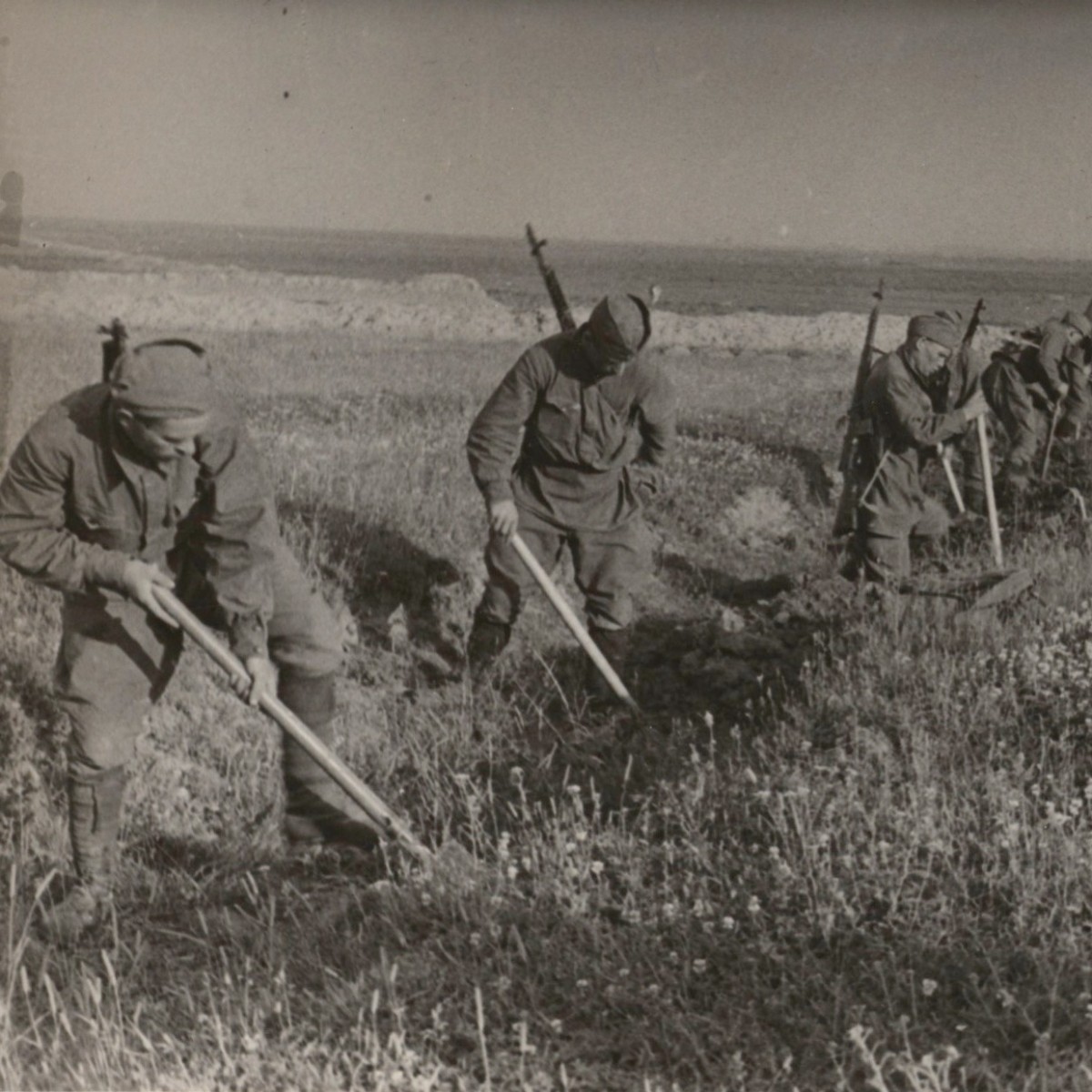 Photo by TASS "Soldiers are preparing for battle", 1941