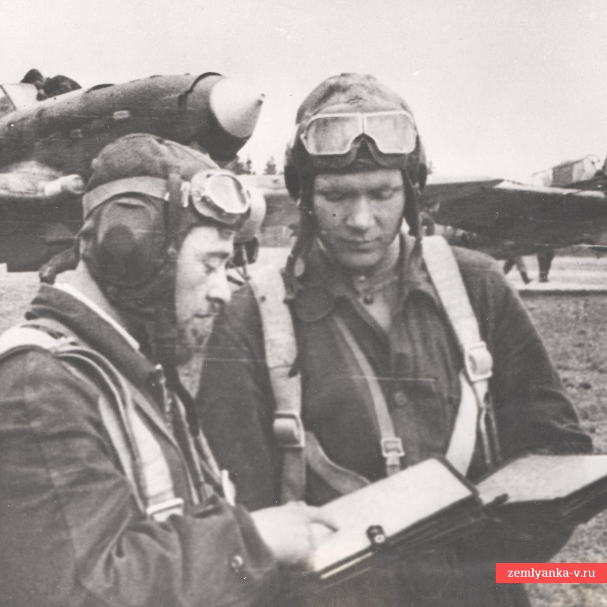 Photos of IL-2 attack aircraft pilots before the flight, TASS (?) 