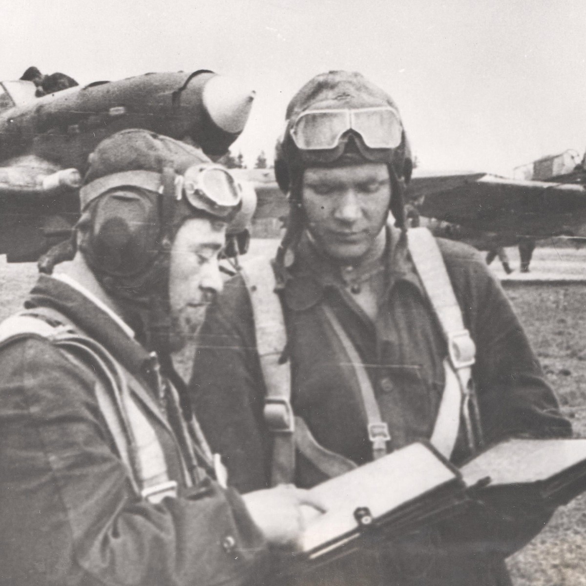 Photos of IL-2 attack aircraft pilots before the flight, TASS (?) 