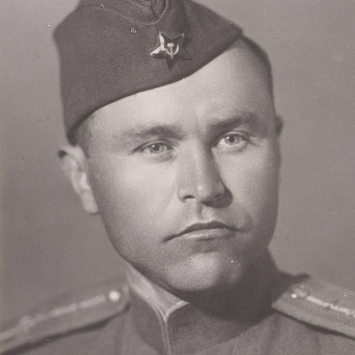 Photo of the Hero of the Soviet Union, Captain V.P. Lukyantsev.