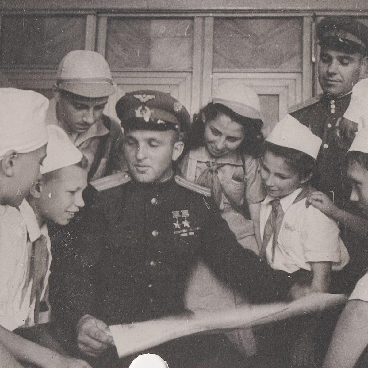 Photo of twice Hero of the Soviet Union with pioneers