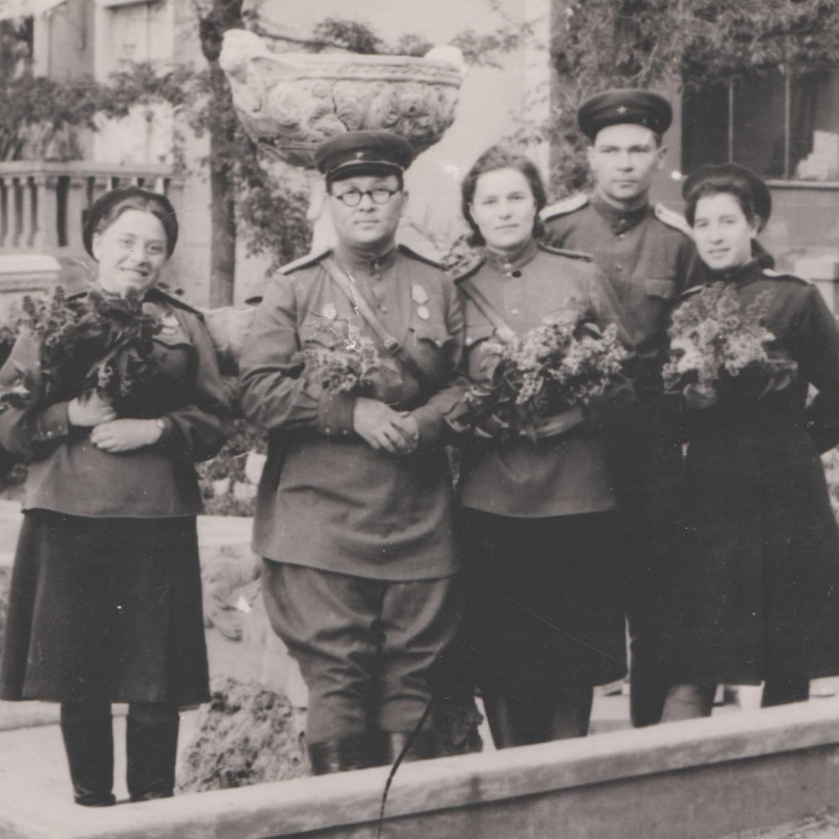 Photo of senior lieutenant of the Red Army medical service A.N. Dobrovolskaya, with colleagues