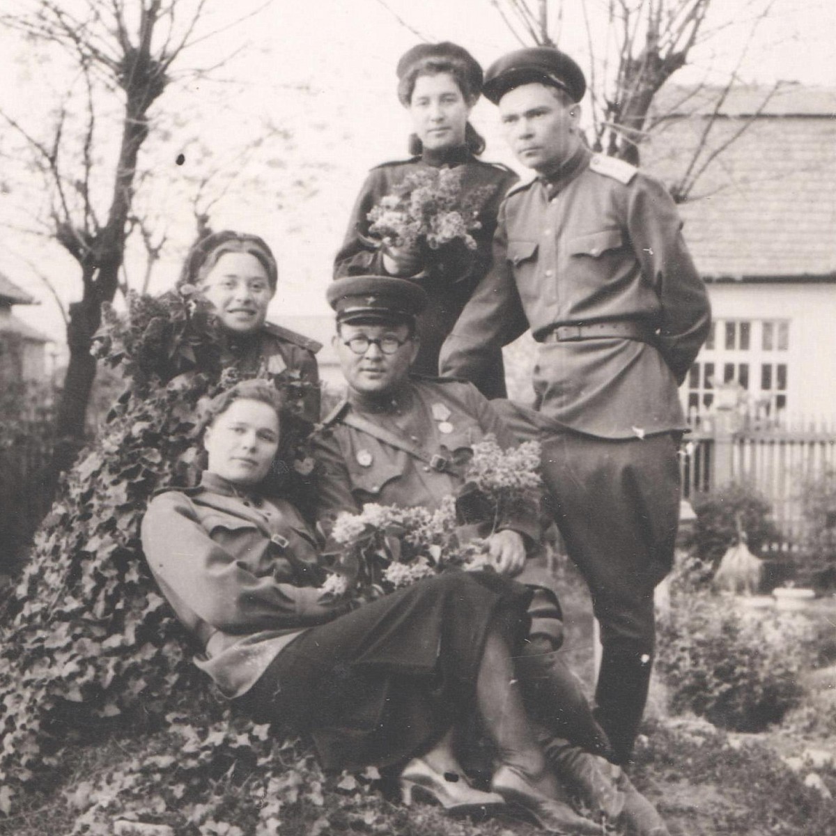 Photo of senior lieutenant of the Red Army medical service A.N. Dobrovolskaya, with colleagues