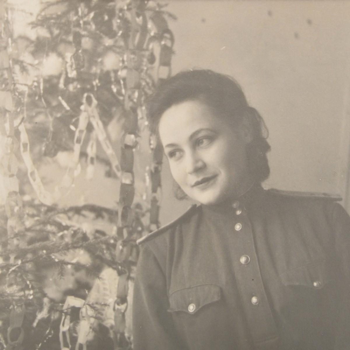 Photo by senior lieutenant of the Red Army medical service A.N. Dobrovolskaya, at the Christmas tree