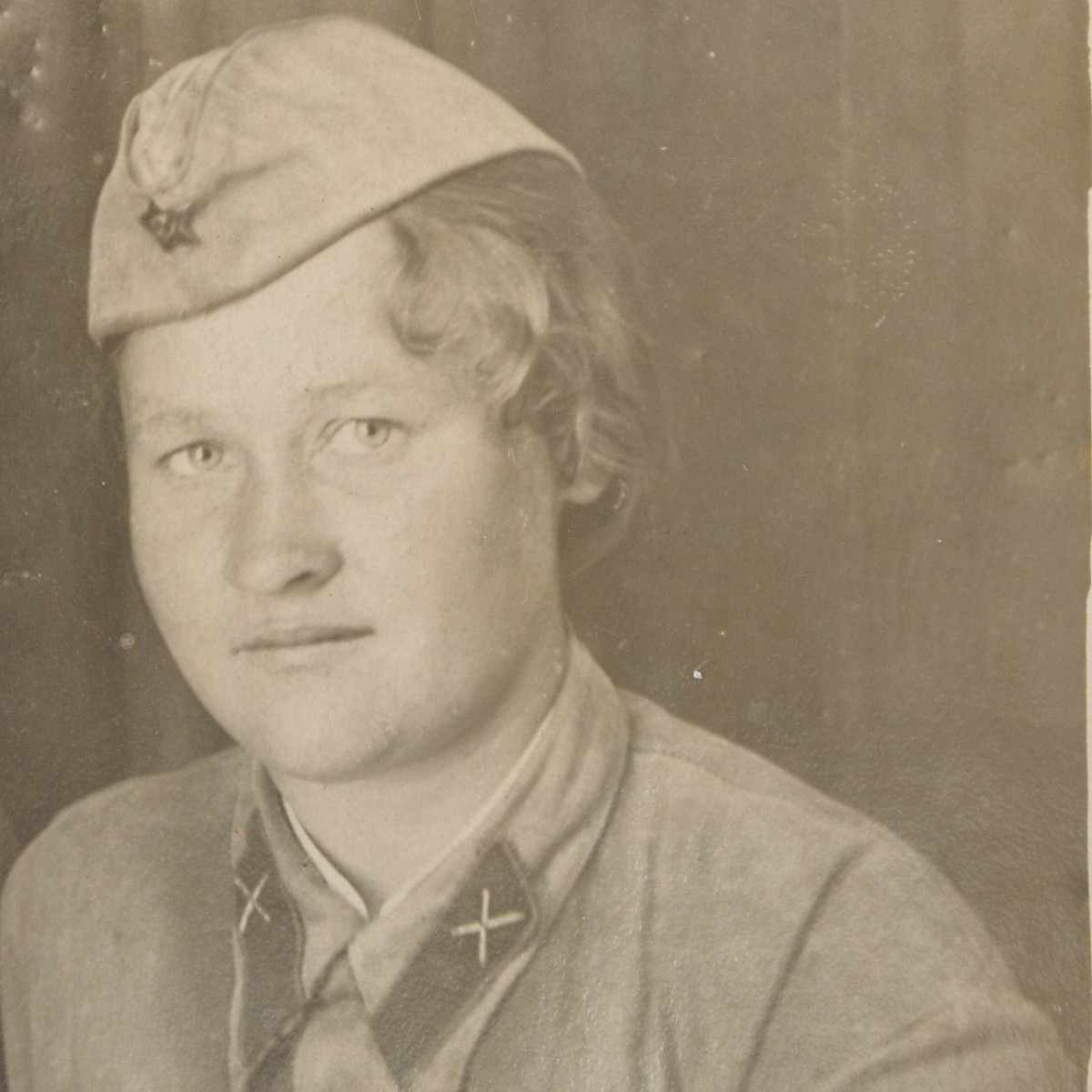 Photo of a girl anti–aircraft gunner of the Red Army, 1942