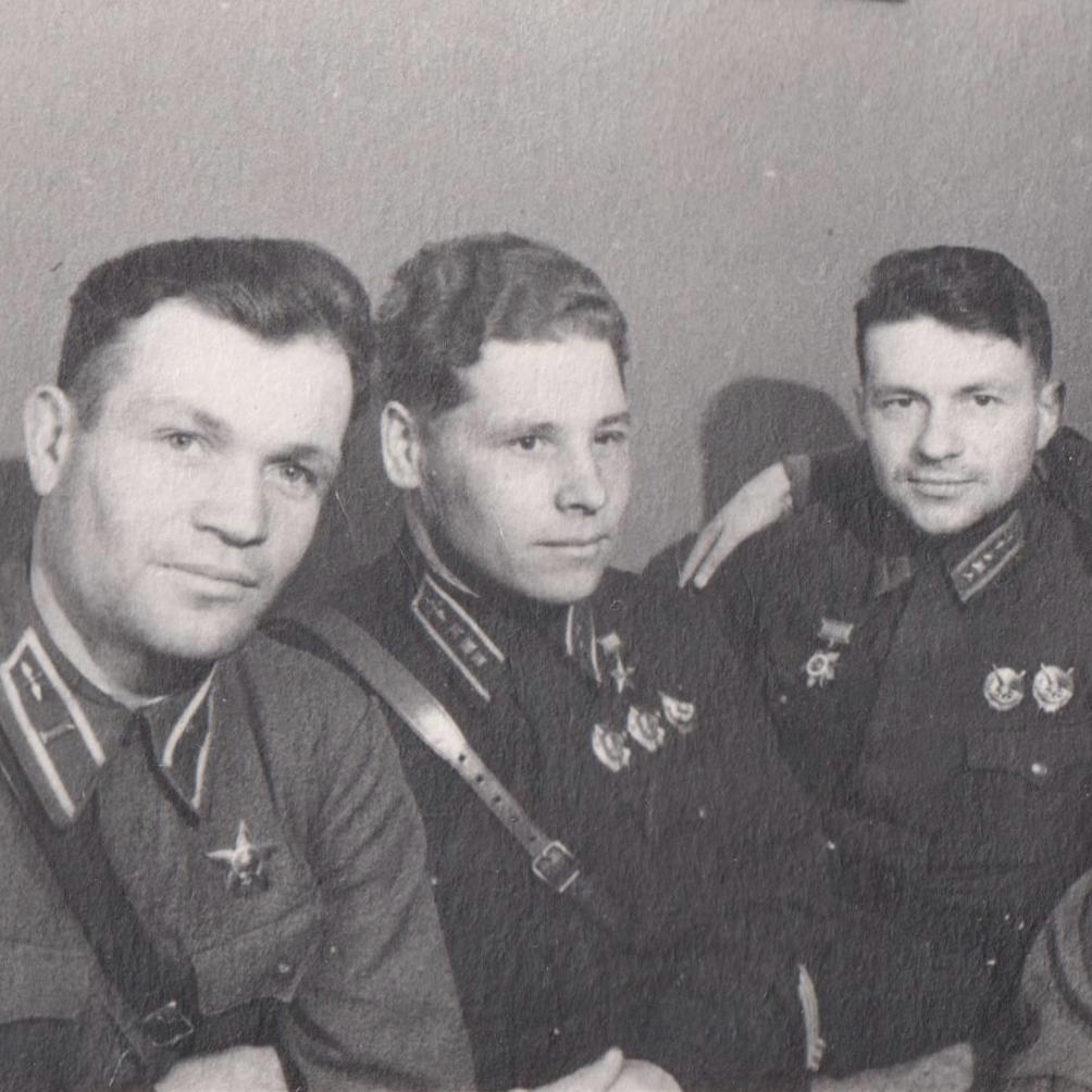 Photo of Hero of the Soviet Union A.G. Khvostunov with his comrades