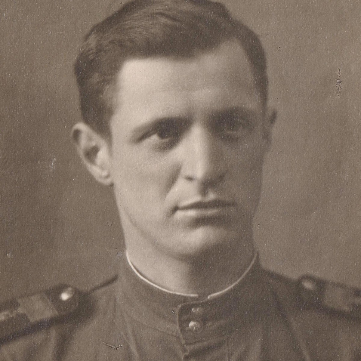 Photo of the sergeant major with the badge "Excellent Air Defense officer"